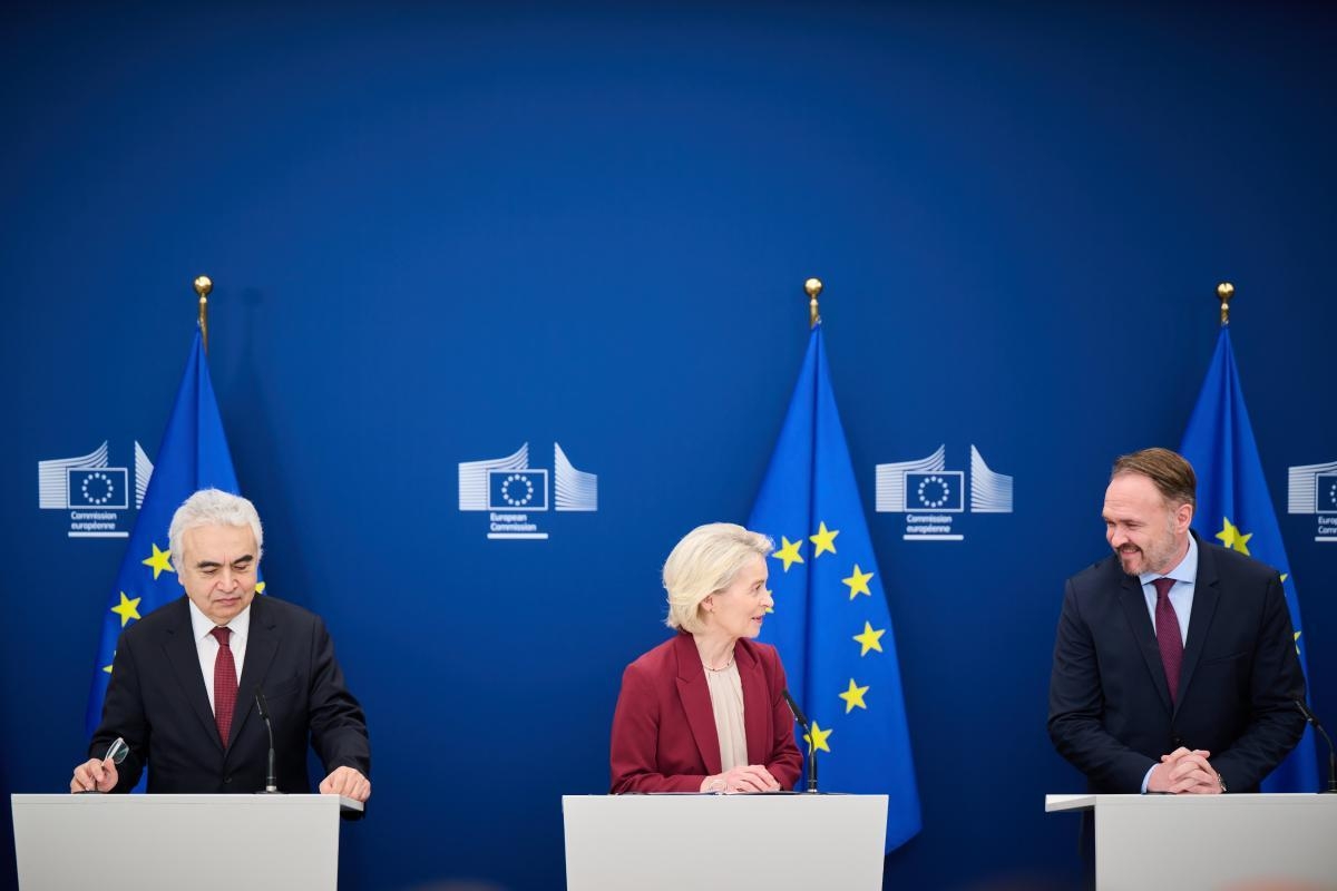 IEA director Fatih Birol, European Commission president Ursula von der Leyen, and European commissioner Dan Jørgensen give a press conference in Brussels on 3 December 2025